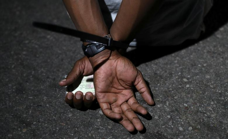 Một người đàn ông bị bắt giữ vì vi phạm lệnh giới nghiêm ở Pretoria hôm 9/1.