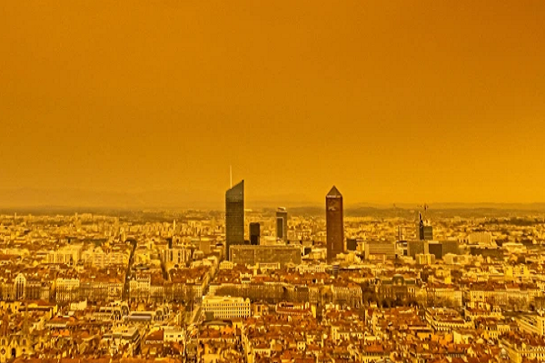 Các nhà khí tượng học cho biết, đây là hiện tượng phổ biến, nhưng lần này sức gió từ Sahara thổi tới mạnh hơn bình thường nên mang theo nhiều cát bụi hơn.