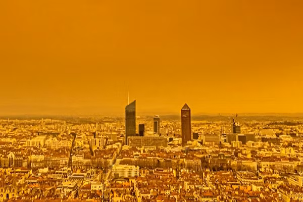 Các nhà khí tượng học cho biết, đây là hiện tượng phổ biến, nhưng lần này sức gió từ Sahara thổi tới mạnh hơn bình thường nên mang theo nhiều cát bụi hơn.