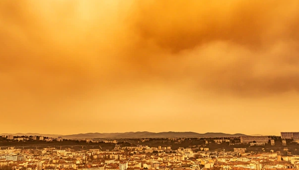 Nồng độ bụi cao đã biến bầu trời và tuyết thành màu cam, tạo ra khung cảnh khiến nhiều người liên tưởng đến "ngày tận thế".