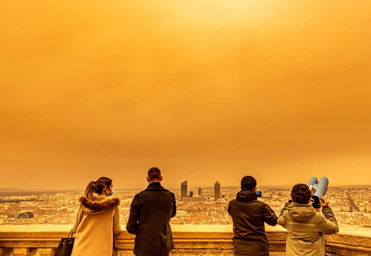 Theo BBC, nguyên nhân khiến bầu trời ở một số khu vực ở Châu Âu chuyển sang màu cam kỳ lạ là do ảnh hưởng từ cát và bụi do gió mạnh từ sa mạc Sahara thổi tới.