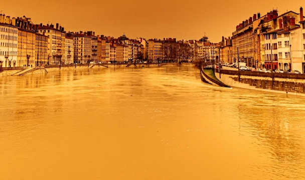 Gió thổi đến những dãy núi cao của Châu Âu thì bị chặn lại và bụi rơi xuống khiến tuyết cũng có màu cam.