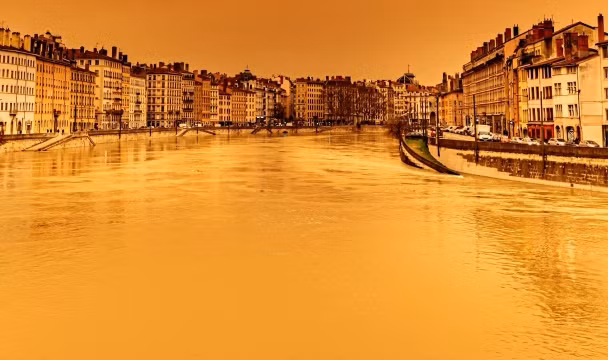 Gió thổi đến những dãy núi cao của Châu Âu thì bị chặn lại và bụi rơi xuống khiến tuyết cũng có màu cam.