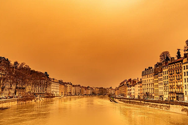 Những bức ảnh chụp cảnh bầu trời Châu Âu chuyển sang màu cam gần đây không khỏi khiến nhiều người liên tưởng đến "ngày tận thế". Ảnh: Bầu trời ở Lyon, Pháp. (Nguồn ảnh: The Sun).