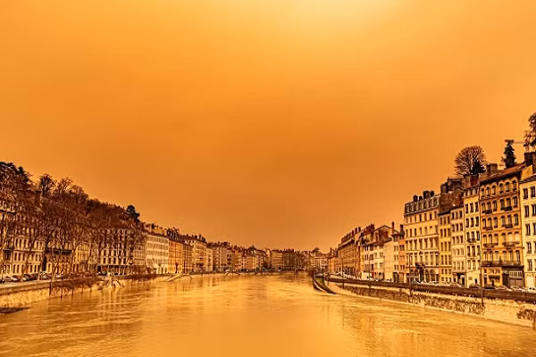 Những bức ảnh chụp cảnh bầu trời Châu Âu chuyển sang màu cam gần đây không khỏi khiến nhiều người liên tưởng đến "ngày tận thế". Ảnh: Bầu trời ở Lyon, Pháp. (Nguồn ảnh: The Sun).