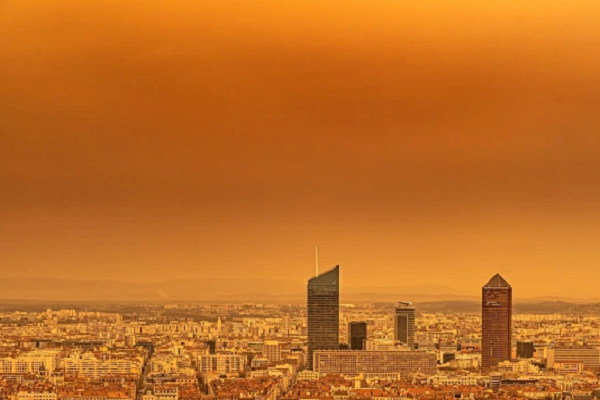 Bầu trời tại nhiều thành phố ở Pháp chuyển màu kỳ lạ.