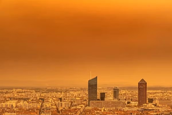 Bầu trời tại nhiều thành phố ở Pháp chuyển màu kỳ lạ.