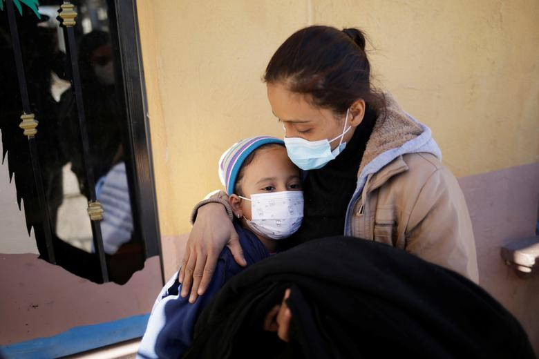 Hai mẹ con đứng gần cây cầu Zaragoza-Ysleta ở Ciudad Juarez, Mexico, ngày 4/2, sau khi bị trục xuất khỏi Mỹ.