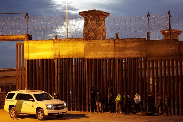 Một số di dân đã bị lực lượng an ninh Mỹ bắt giữ sau khi vào El Paso, Texas.