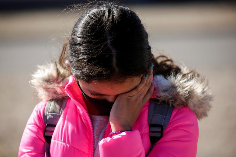 Nhiều di dân vẫn đang tìm cách vượt biên để vào Mỹ. Ảnh: Một bé gái nhập cư đến từ Trung Mỹ bật khóc tại Ciudad Juarez (Mexico) trước khi cùng gia đình vượt sông Rio Bravo để xin tị nạn ở El Paso, Texas, Mỹ, ngày 5/2.