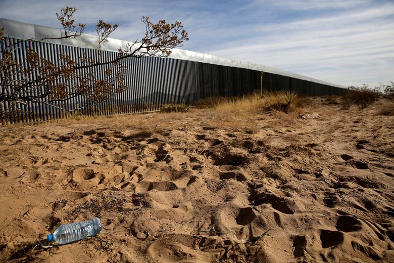Một phần bức tường biên giới Mỹ-Mexico tại Sunland Park, New Mexico (Mỹ), ngày 12/2. Được biết, gần đây, Tổng thống Mỹ Joe Biden đã thu hồi sắc lệnh về tình trạng khẩn cấp nhằm xây dựng tường biên giới với Mexico. (Nguồn ảnh: Reuters).