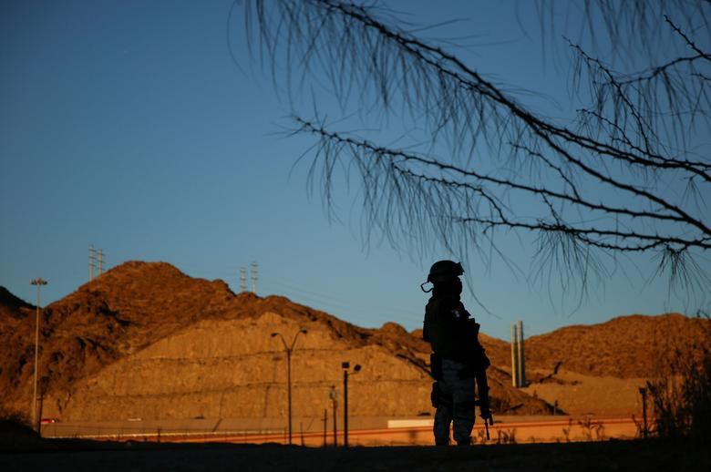 Một thành viên của Vệ binh Quốc gia Mexico tuần tra trên bờ sông Rio Bravo ngày 8/2 để ngăn dòng người di cư vượt biên vào Mỹ.