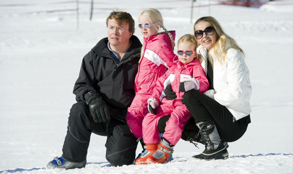 Cuộc sống của gia đình Hoàng tử Friso êm đềm, hạnh phúc. Tuy nhiên, vụ tai nạn trượt tuyết nghiêm trọng tại Lech (Áo) vào tháng 2/2012 đã khiến Hoàng tử Friso rơi vào tình trạng nguy kịch. Ảnh chụp gia đình Hoàng tử Friso hồi năm 2011. Ảnh: Getty.