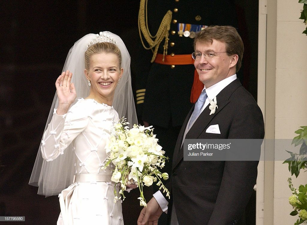 Vào 10h sáng ngày 24/4/2004, Hoàng tử Johan Friso cầm bút ký vào bảng chứng nhận kết hôn cùng người yêu của ông là Mabel Wisse Smit tại Tòa thị chính của thành phố nhỏ Deft, trước sự chứng kiến của mẹ - Nữ hoàng Beatrix, anh trai - Thái tử Hà Lan Willem Alexander, Thủ tướng Jan Peter Balkenende và cả nhà tỷ phú người Mỹ George Soros. Ảnh: Getty.