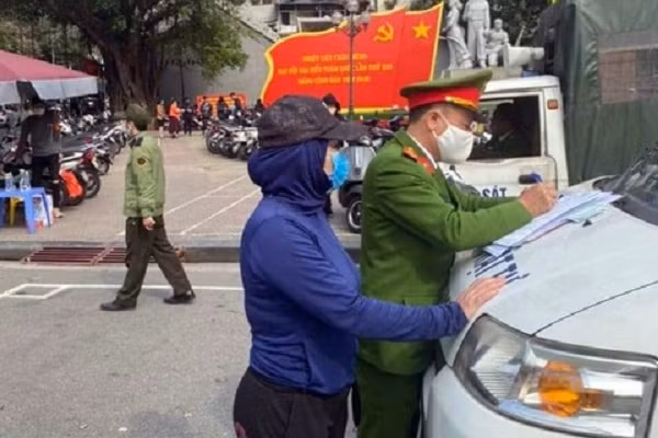 Chu bai giu xe “chat chem” khach dip Tet