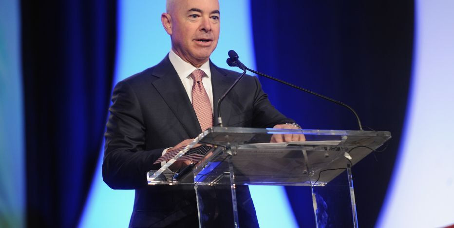 Từ tháng 12/2013 đến tháng 10/2016, ông Alejandro Mayorkas là Thứ trưởng Bộ An ninh Nội địa Mỹ. Ảnh: Fox.