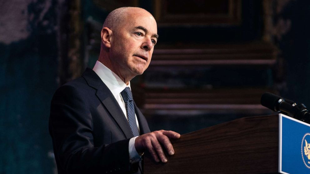 Ông là Giám đốc Sở Di Trú và Nhập tịch Mỹ trong khoảng thời gian từ tháng 8/2009 đến tháng 12/2013. Ảnh: ABC News.