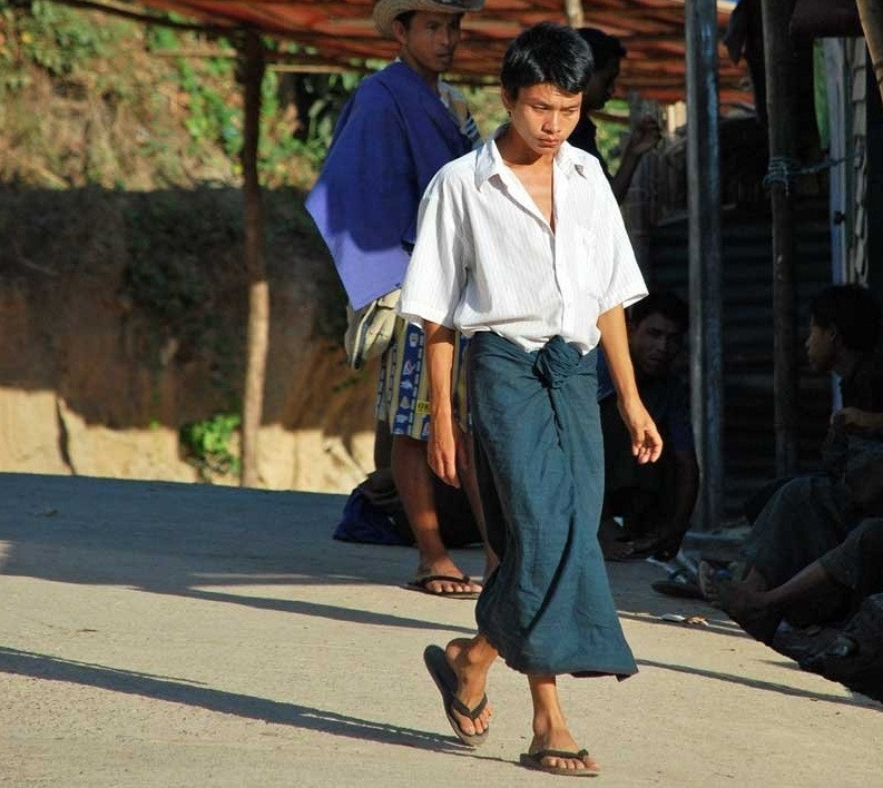 Theo Backyardtravel, tại Myanmar, bạn sẽ thấy cả nam giới và phụ nữ mặc longyi - một loại trang phục truyền thống ở nước này. Ảnh: BYT.