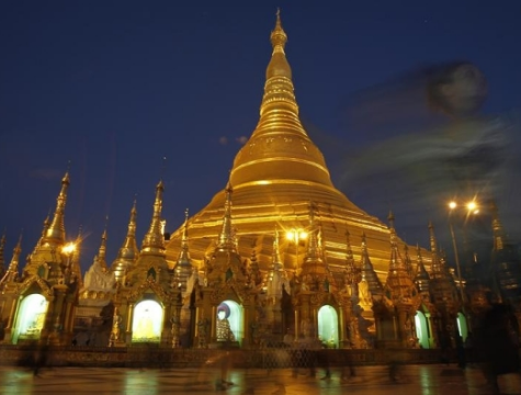 Chùa Shwedagon là kiệt tác kiến trúc của Yangon, với thân và ngọn tháp dát vàng ròng, còn đỉnh gắn hàng nghìn viên kim cương và hồng ngọc. Ảnh: Reuters.