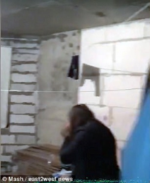 Sau đó, Lilia đã tìm cách gọi điện thoại cho cảnh sát đến giải cứu cô và 4 đứa con, trang tin tức Mash cho hay.