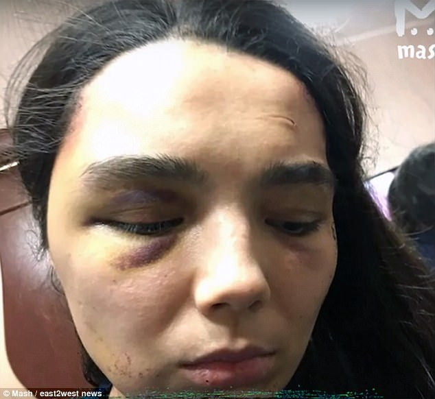 "Chúng tôi đã bị nhốt bên trong mọi lúc. Tôi không thể đi chơi ở bất cứ đâu. Con gái út của tôi chỉ được ra ngoài một lần", Lilia kể lại. Những đứa trẻ còn lại chỉ thỉnh thoảng được đưa ra ngoài.