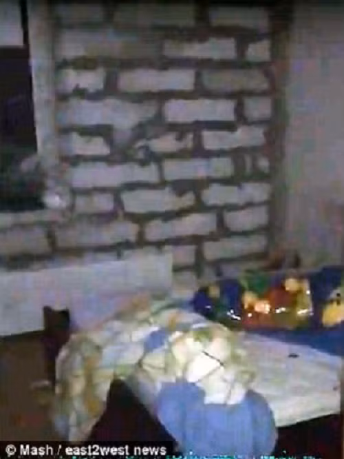 Người phụ nữ, khi đó trong độ tuổi 20, bị nhốt trong căn hộ với những bức tường bê tông ở Pushino, Moscow, tất cả các cửa sổ đều bị đóng kín và không có ánh sáng.