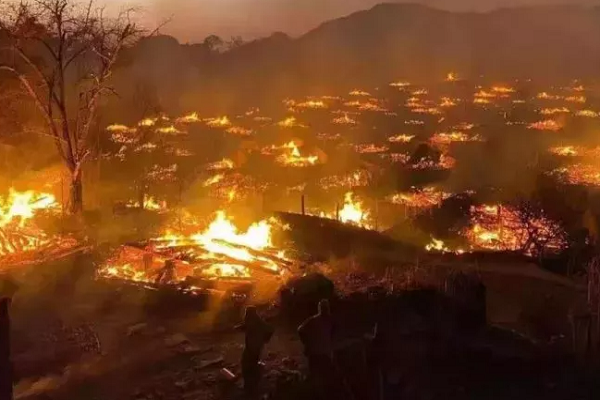 Theo Newsweek, đám cháy lớn đã thiêu rụi ngôi làng Wengding 400 tuổi ở tỉnh Vân Nam, Trung Quốc, hôm 14/2. Ảnh: Weibo.