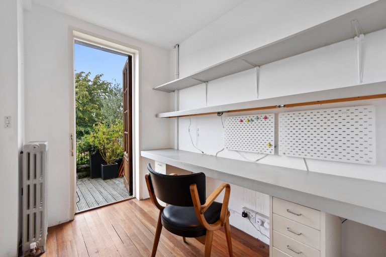 Ngôi nhà này từng là một cửa hàng mũ thời Victoria. Khi đó, các tầng trên của ngôi nhà được sử dụng làm kho chứa hàng hóa và khu sinh hoạt.