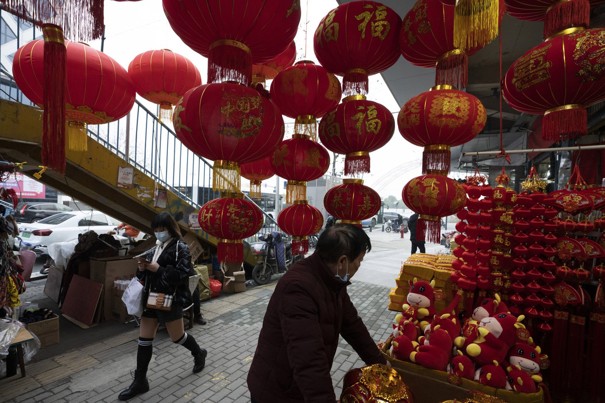 Đứng ở một góc phố, Gong Linhua, 60 tuổi, nhớ lại những năm trước khi cửa hàng của bà lúc nào cũng chật cứng khách và con phố bên ngoài đầy xe bán đồ ăn nhanh.