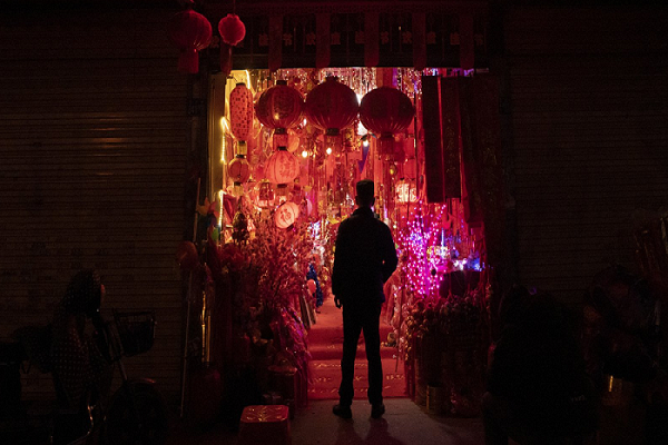 "Đây là lần đầu tiên trong 20 năm kinh doanh tôi gặp phải hoàn cảnh này", Gong, một người bán đồ trang trí Tết, nói và cho biết thêm, bà dự định sẽ nghỉ hưu nếu nền kinh tế không khởi sắc.