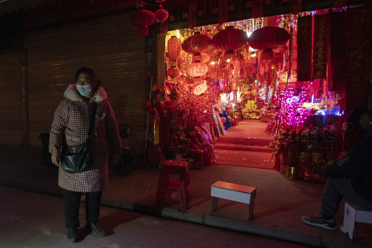 Trong khi đó, Wang Cuilan vẫn lạc quan, mặc dù cho đến nay doanh số bán hàng chỉ bằng nửa so với mọi năm. Được biết, Wang và chồng đã kinh doanh một cửa hàng trên con hẻm gần cửa hàng của bà Gong được khoảng 20 năm.