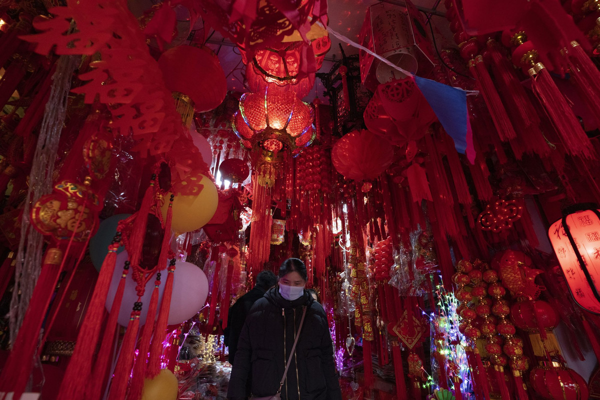 Nhiều đồ trang trí Tết được bày bán tại một cửa hàng ở Vũ Hán hôm 26/1.