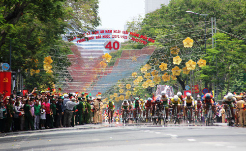 Doàn dua xe “Non song lièn mọt dải” ve den Dinh Doc Lap-Hinh-8