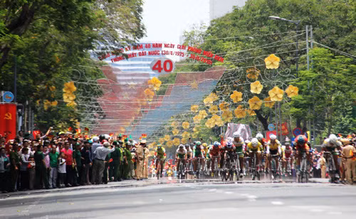 Doàn dua xe “Non song lièn mọt dải” ve den Dinh Doc Lap-Hinh-8