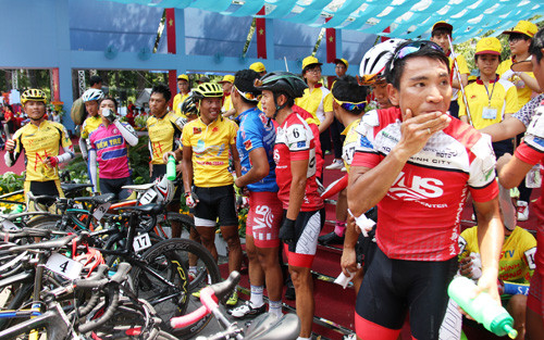 Doàn dua xe “Non song lièn mọt dải” ve den Dinh Doc Lap-Hinh-13