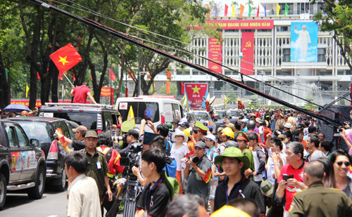 Doàn dua xe “Non song lièn mọt dải” ve den Dinh Doc Lap-Hinh-12