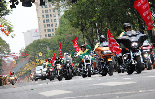 Doàn dua xe “Non song lièn mọt dải” ve den Dinh Doc Lap-Hinh-5