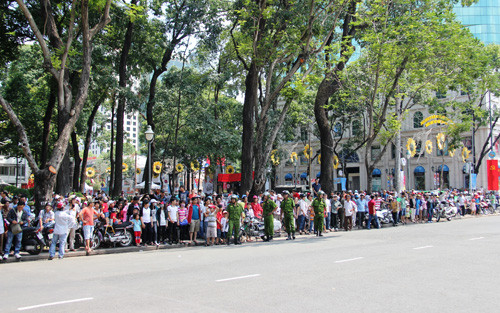 Doàn dua xe “Non song lièn mọt dải” ve den Dinh Doc Lap-Hinh-2