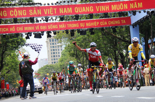 Doàn dua xe “Non song lièn mọt dải” ve den Dinh Doc Lap-Hinh-9