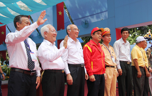 Doàn dua xe “Non song lièn mọt dải” ve den Dinh Doc Lap-Hinh-11