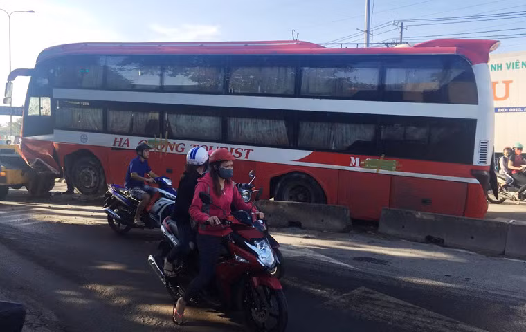 Vụ tai nạn làm khoảng 10 hành khách trên xe giường nằm hoảng loạn la hét, nhưng may mắn không ai bị thương. Điều đáng nói là ngay sau khi gây ra tai nạn, tài xế và những người của nhà xe chỉ lo tìm cách bôi xoá, dán băng keo... nhằm mục đích che giấu thương hiệu và biển số chiếc xe của mình.