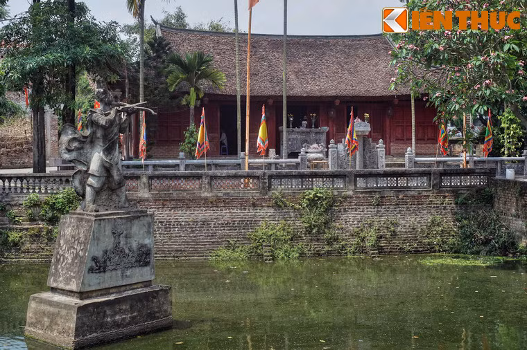 Nằm ở giữa đền Cổ Loa và đình Cổ Loa có đền thờ Cao Lỗ, một vị tướng tài dưới trướng vua An Dương Vương.