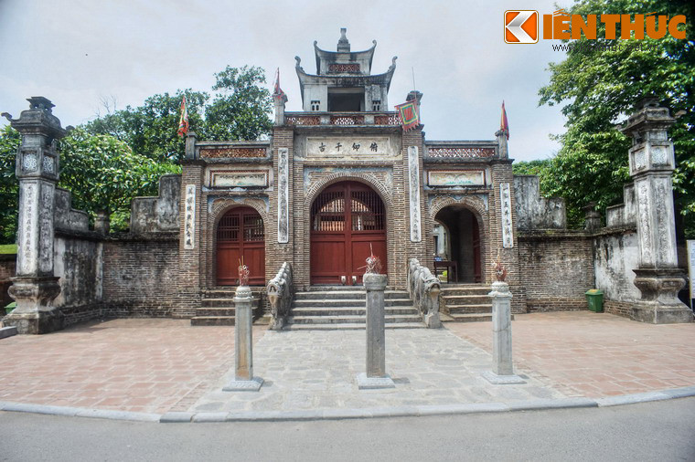 Ở thành nội có đền thờ đền thờ vua An Dương Vương hay đền Cổ Loa, tương truyền được xây trên nền nội cung của vua An Dương Vương ngày trước. Chưa rõ đền được xây từ bao giờ, chỉ biết công trình đã được sửa chữa lại vào các năm 1687, 1893 và gần đây đã được đại trùng tu.