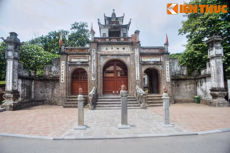 Ở thành nội có đền thờ đền thờ vua An Dương Vương hay đền Cổ Loa, tương truyền được xây trên nền nội cung của vua An Dương Vương ngày trước. Chưa rõ đền được xây từ bao giờ, chỉ biết công trình đã được sửa chữa lại vào các năm 1687, 1893 và gần đây đã được đại trùng tu.