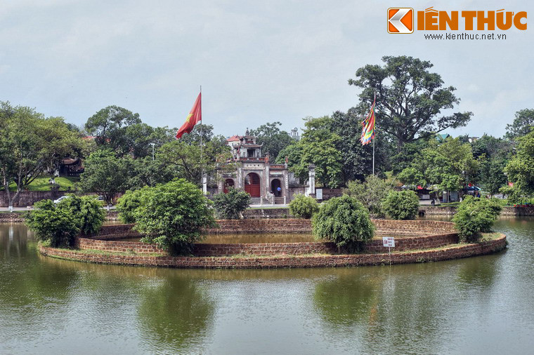 Phía trước đền Cổ Loa có một hồ hình bán nguyệt, giữa đắp bờ tròn tạo thành giếng Ngọc. Tương truyền, đây là nơi Trọng Thủy tự tử sau khi phản bội Mỵ Châu.