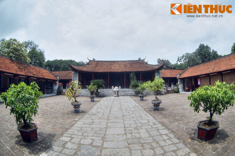 Các công trình chính của đền là tam quan, nhà tiền đường, thượng điện, nhà bia và hai chiếc giếng cổ. Các đường nét kiến trúc của đền toát lên nét rêu phong, cổ kính.