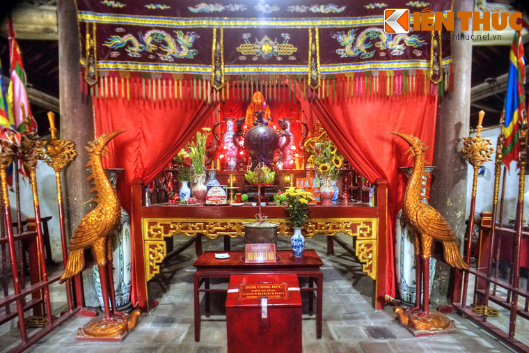 Trung tâm hậu cung của đình Cổ Loa là ban thờ vua An Dương Vương và tướng Cao Lỗ.