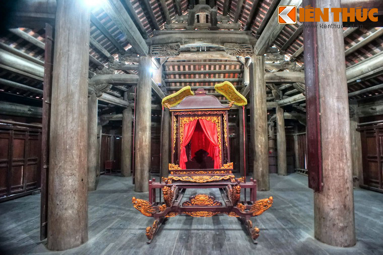 Tòa đình được chống đỡ bằng 6 hàng chân cột, các bộ vì nóc được kết cấu theo kiểu “giá chiêng, chồng rường” với quy mô bề thế.