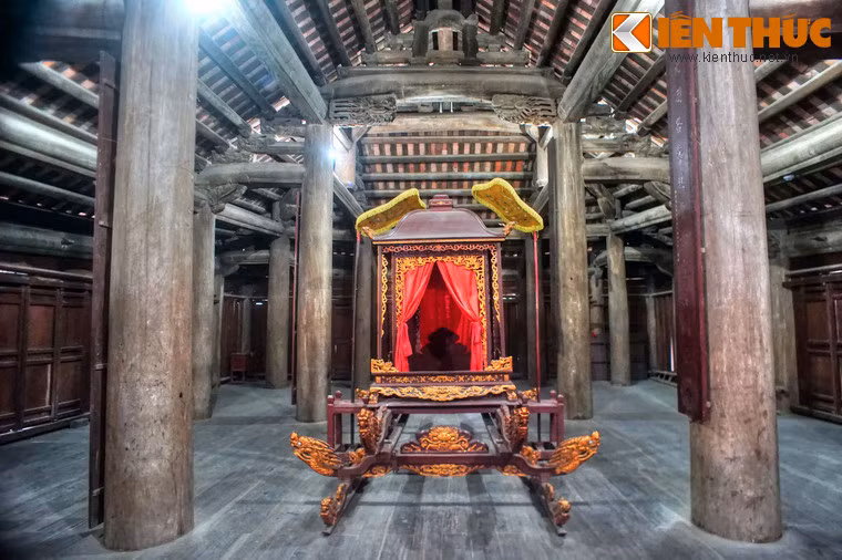 Tòa đình được chống đỡ bằng 6 hàng chân cột, các bộ vì nóc được kết cấu theo kiểu “giá chiêng, chồng rường” với quy mô bề thế.