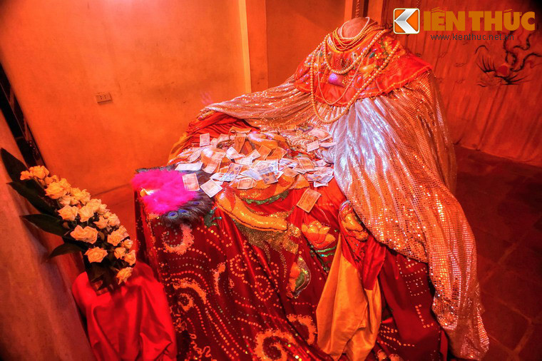 Hậu cung của am là nơi thờ một phiến đá có hình dáng của một người cụt đầu ngồi theo thế xếp bằng, hai tay đặt song song và bàn tay đặt lên đầu gối, tương truyền là di thể không đầu của nàng Mỵ Châu.